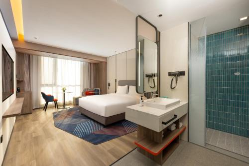 Standard King Room with Extra Floor Space image 3