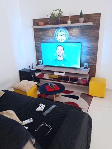 Apartamento centralizado à poucas quadras do mar.