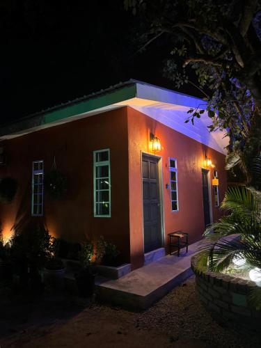 Cozy Scandinavi Guest room - Queen Bed, Free Netflix, Prime & Wi-Fi Near Bukit Mertajam near Pasar Raya Borong Pokok Sena