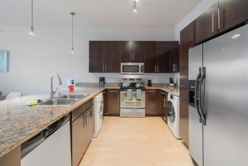 Stunning 2 Bedroom Suite, Pool, Gym, Parking Cs in Dallas, USA