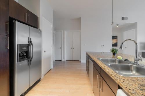 Stunning 2 Bedroom Suite, Pool, Gym, Parking Cs in Dallas, USA