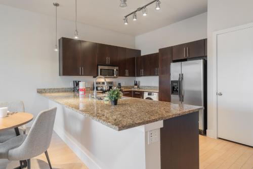 Stunning 2 Bedroom Suite, Pool, Gym, Parking Cs in Dallas, USA