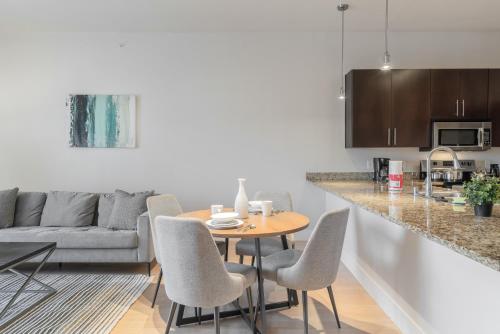 Stunning 2 Bedroom Suite, Pool, Gym, Parking Cs in Dallas, USA
