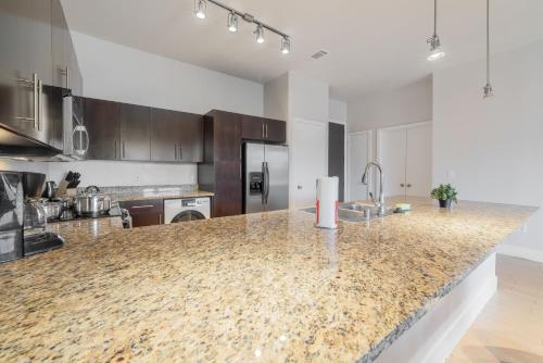 Stunning 2 Bedroom Suite, Pool, Gym, Parking Cs in Dallas, USA