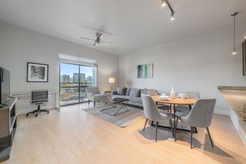 Stunning 2 Bedroom Suite, Pool, Gym, Parking Cs in Dallas, USA