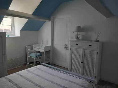 Chambre bleue avec accès plage