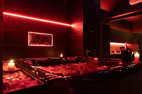 Loveroom Ô Diable Des Plaisirs avec jacuzzi - Location saisonnière - Tourcoing