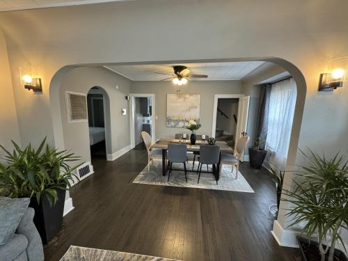 Spacious Retreat Near Convention Centers home in Des Plaines, USA