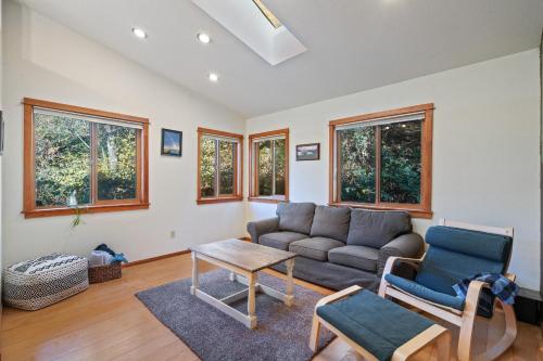 House near Lake w Beautiful Acres to Explore - image 14
