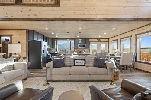 New Luxe Cabin-Great Views, Pool, Hot Tub, Theater in Sevierville, USA
