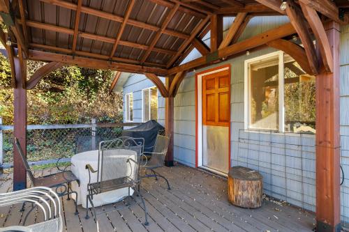House near Lake w Beautiful Acres to Explore - image 5