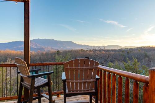 New Luxe Cabin-Great Views, Pool, Hot Tub, Theater in Sevierville, USA