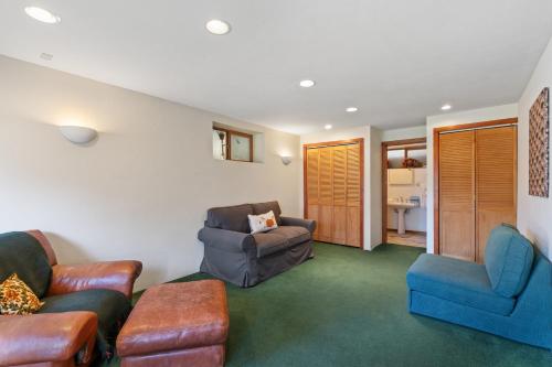 House near Lake w Beautiful Acres to Explore - image 13