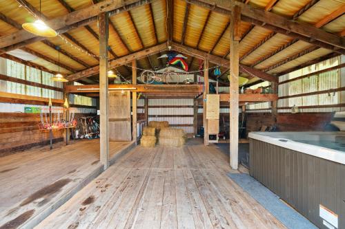 House near Lake w Beautiful Acres to Explore - image 12