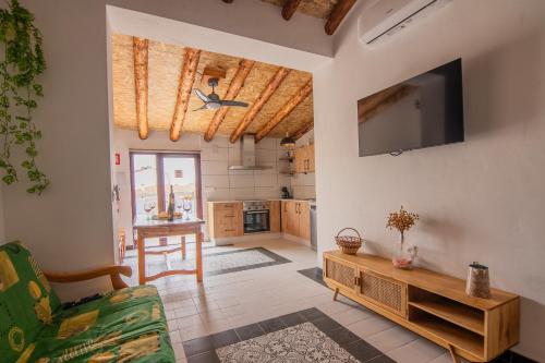 Koplietošanas atpūtas telpa ar TV, Casa Rural El Olivo in Cenizate