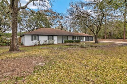 Newly Updated 5-Bedroom Home in Vidor