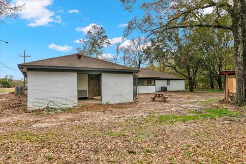 Newly Updated 5-Bedroom Home in Vidor