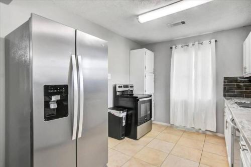 Comfy 3 bedroom home w/ fenced yard in Bridge City (TX)