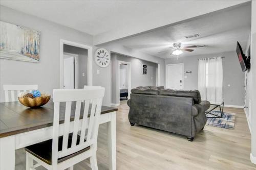 Comfy 3 bedroom home w/ fenced yard in Bridge City (TX)