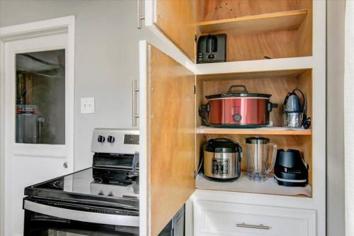 Comfy 3 bedroom home w/ fenced yard in Bridge City (TX)