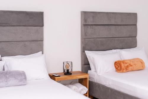 1 double bed, 2 twin beds