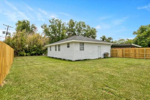 Comfy 3 bedroom home w/ fenced yard