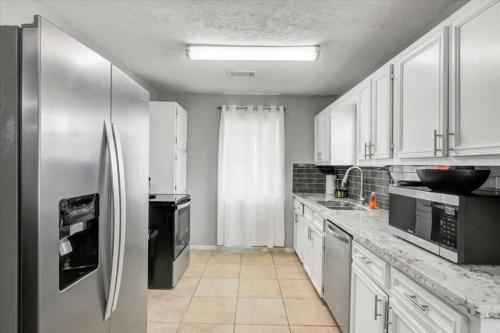 Comfy 3 bedroom home w/ fenced yard in Bridge City (TX)