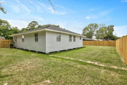 Comfy 3 bedroom home w/ fenced yard