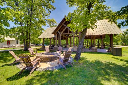 Cozy Carlton Landing Home - Pools and Lake Access