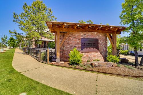 Cozy Carlton Landing Home - Pools and Lake Access