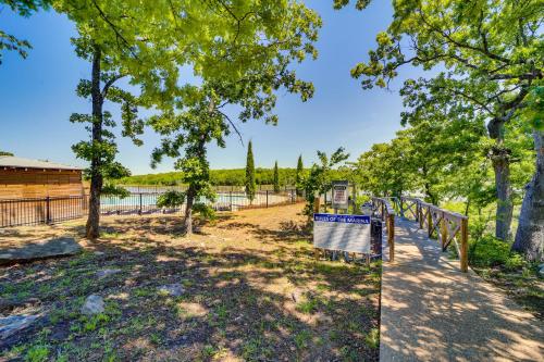 Cozy Carlton Landing Home - Pools and Lake Access