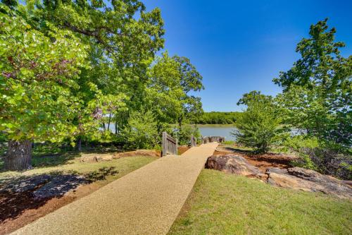 Cozy Carlton Landing Home - Pools and Lake Access