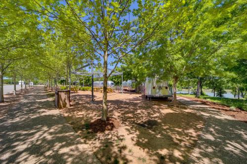 Cozy Carlton Landing Home - Pools and Lake Access