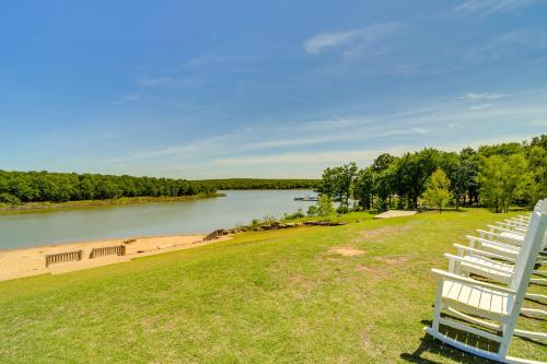 Cozy Carlton Landing Home - Pools and Lake Access