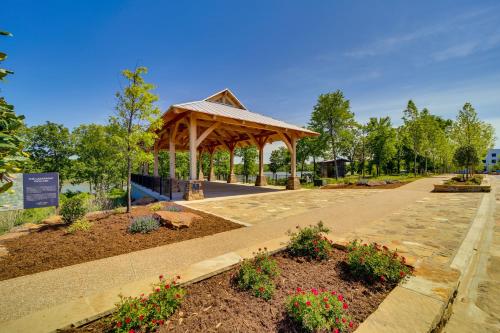 Cozy Carlton Landing Home - Pools and Lake Access