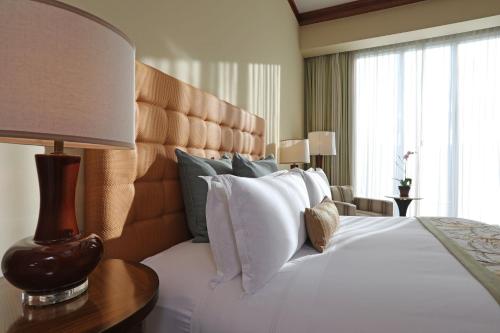 Premium King Room - Club Lounge Access image 5