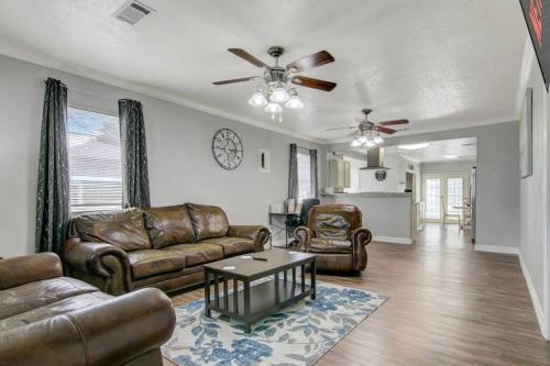 Spacious 3 bedroom home with fenced yard in Groves, USA