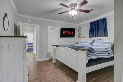 Spacious 3 bedroom home with fenced yard Spacious 3 bedroom home with fenced yard