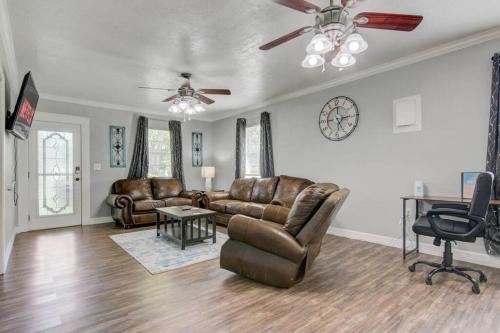 Spacious 3 bedroom home with fenced yard Spacious 3 bedroom home with fenced yard