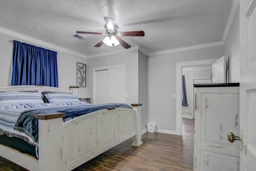 Spacious 3 bedroom home with fenced yard in Groves, USA