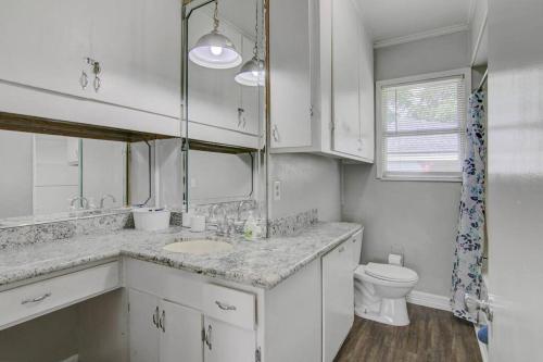 Spacious 3 bedroom home with fenced yard in Groves, USA