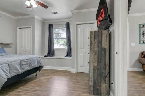 Spacious 3 bedroom home with fenced yard Spacious 3 bedroom home with fenced yard