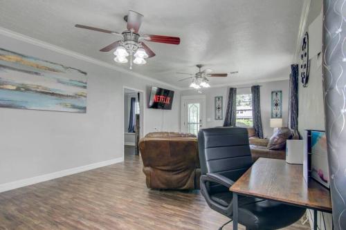 Spacious 3 bedroom home with fenced yard Spacious 3 bedroom home with fenced yard