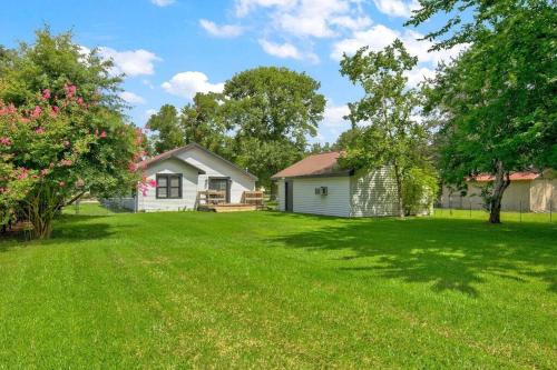 Spacious 3 bedroom home with fenced yard Spacious 3 bedroom home with fenced yard