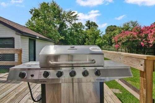 Spacious 3 bedroom home with fenced yard Spacious 3 bedroom home with fenced yard