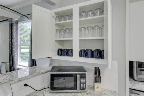 Spacious 3 bedroom home with fenced yard Spacious 3 bedroom home with fenced yard