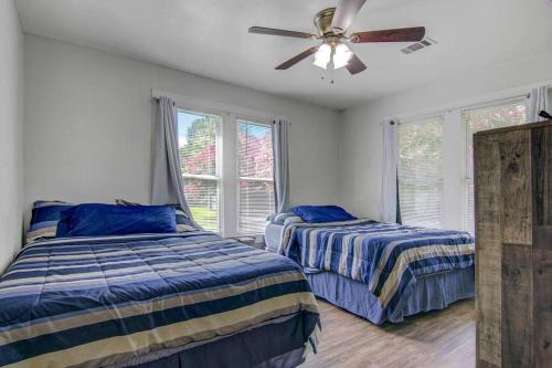 Spacious 3 bedroom home with fenced yard Spacious 3 bedroom home with fenced yard