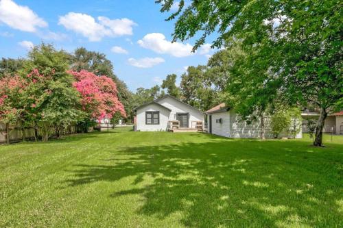 Spacious 3 bedroom home with fenced yard Spacious 3 bedroom home with fenced yard