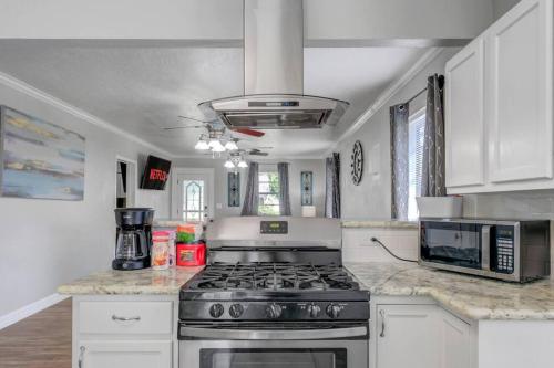 Spacious 3 bedroom home with fenced yard Spacious 3 bedroom home with fenced yard