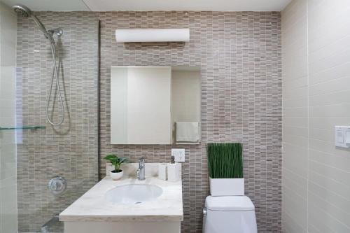 809-6A NEW 2BR Private Roof & City View in New York, USA
